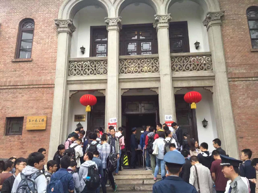圖為招聘會開始前同學排隊等??入場 (1).jpg